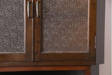 アンティーク家具　昭和中期　ダイヤガラス　ノスタルジックな雰囲気漂うコーナーキャビネット(コーナーシェルフ、戸棚、収納棚)(R-036620)