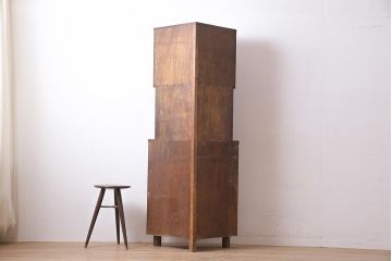 アンティーク家具　昭和中期　ダイヤガラス　ノスタルジックな雰囲気漂うコーナーキャビネット(コーナーシェルフ、戸棚、収納棚)(R-036620)