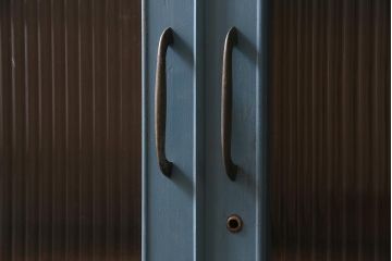 ペイント家具　昭和レトロ　昭和中期　モールガラス　レトロな雰囲気漂う飾り棚付き本箱(ブックケース、収納棚、戸棚、キャビネット)(R-036621)