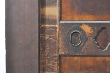 アンティーク家具　銅金具　一本物の収納箪笥キャビネット(水屋箪笥、夜具箪笥、布団箪笥)(R-036623)
