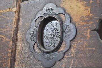 アンティーク家具　銅金具　一本物の収納箪笥キャビネット(水屋箪笥、夜具箪笥、布団箪笥)(R-036623)