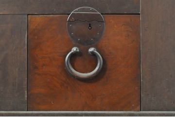 アンティーク家具　銅金具　一本物の収納箪笥キャビネット(水屋箪笥、夜具箪笥、布団箪笥)(R-036623)