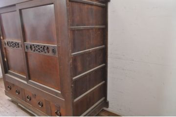 アンティーク家具　銅金具　一本物の収納箪笥キャビネット(水屋箪笥、夜具箪笥、布団箪笥)(R-036623)