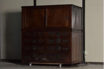 アンティーク家具　ケヤキ・桜材　和の雰囲気高める奥行たっぷりの収納箪笥(キャビネット)(R-036648)