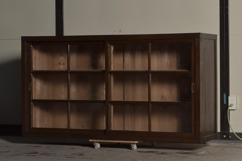 アンティーク家具　前面ヒノキ材　ガラス戸のシンプルなサイドボード(収納棚、飾り棚)(R-036658)