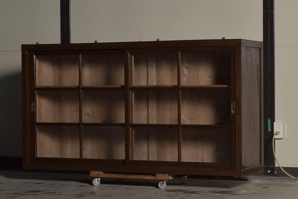 アンティーク家具　前面ヒノキ材　ガラス戸のシンプルなサイドボード(収納棚、飾り棚)(R-036659)