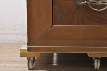 アンティーク家具　前面ヒノキ・ケヤキ材　収納箪笥キャビネット(食器棚、水屋箪笥、夜具箪笥、布団箪笥)(R-036687)です。