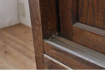 アンティーク家具　味のある木製引き戸の収納箪笥キャビネット(水屋箪笥、収納棚)(R-036696)