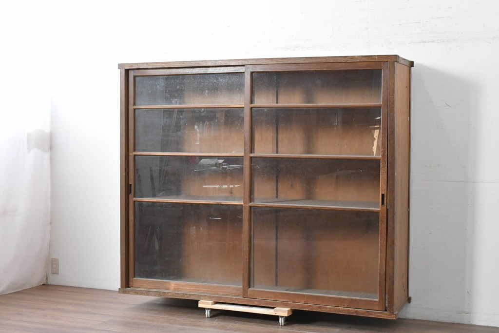 和製アンティーク　昭和レトロ　収納力たっぷりの大きなガラス戸棚　(R-036700)