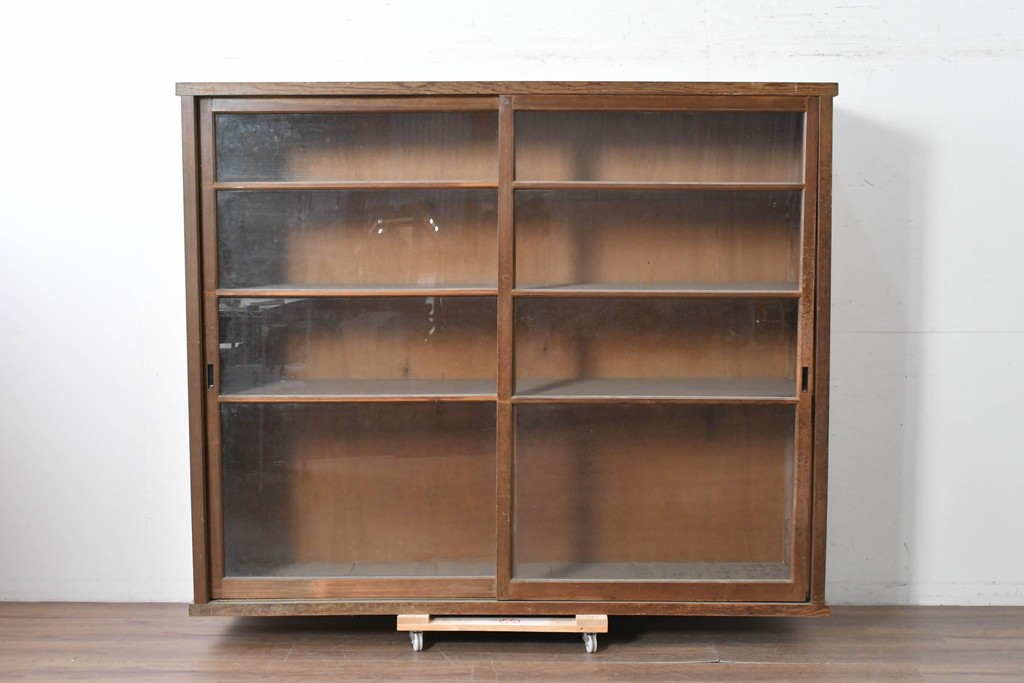 和製アンティーク　昭和レトロ　収納力たっぷりの大きなガラス戸棚　(R-036700)