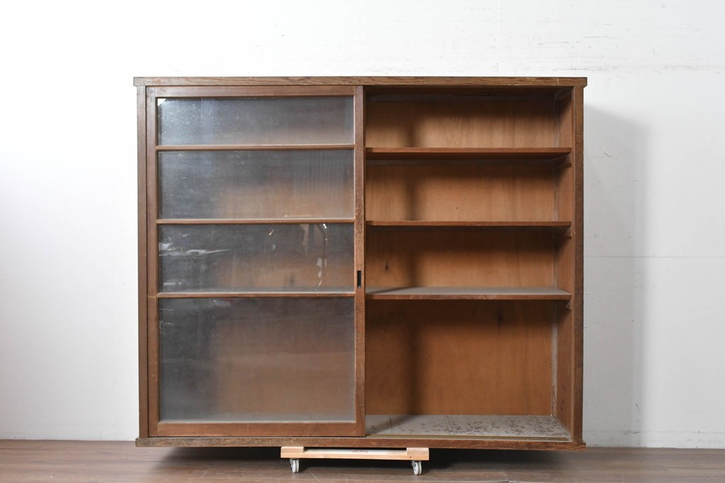 和製アンティーク　昭和レトロ　収納力たっぷりの大きなガラス戸棚　(R-036700)