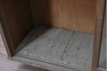 和製アンティーク　昭和レトロ　収納力たっぷりの大きなガラス戸棚　(R-036700)