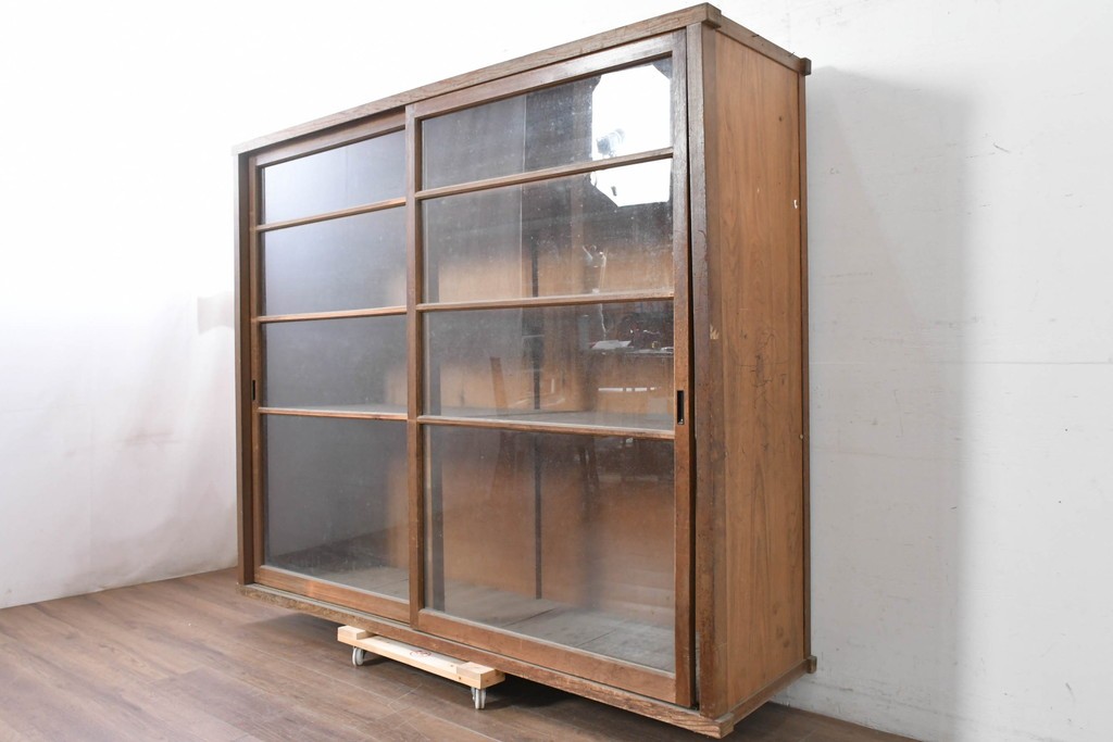 和製アンティーク　昭和レトロ　収納力たっぷりの大きなガラス戸棚　(R-036700)