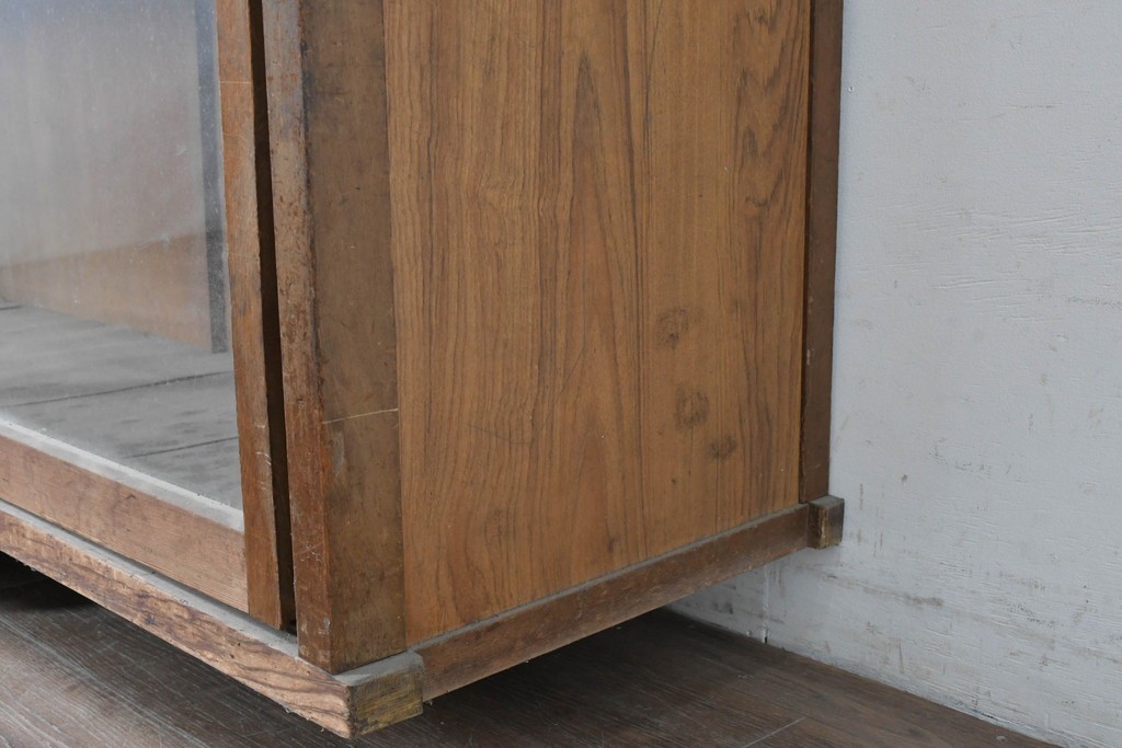 和製アンティーク　昭和レトロ　収納力たっぷりの大きなガラス戸棚　(R-036700)