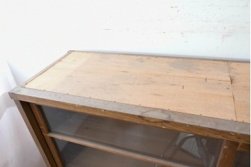 和製アンティーク　昭和レトロ　収納力たっぷりの大きなガラス戸棚　(R-036700)