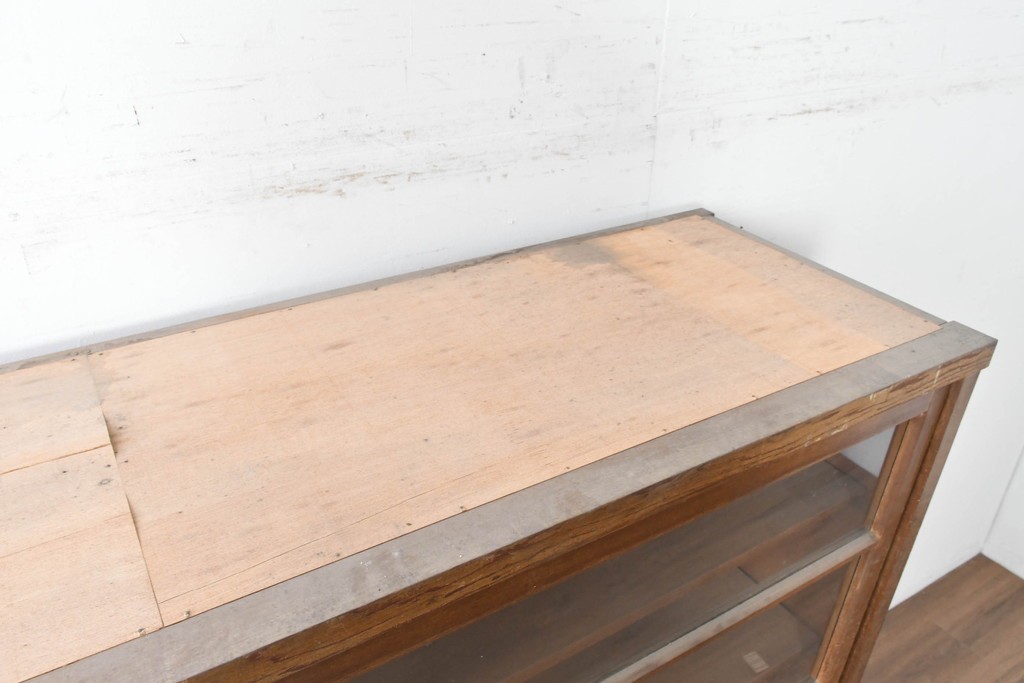 和製アンティーク　昭和レトロ　収納力たっぷりの大きなガラス戸棚　(R-036700)