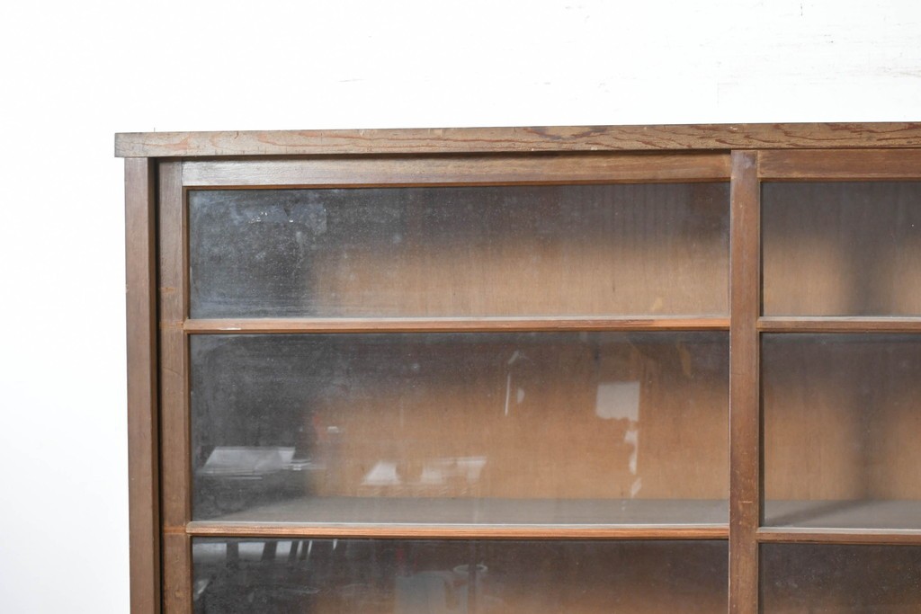 和製アンティーク　昭和レトロ　収納力たっぷりの大きなガラス戸棚　(R-036700)