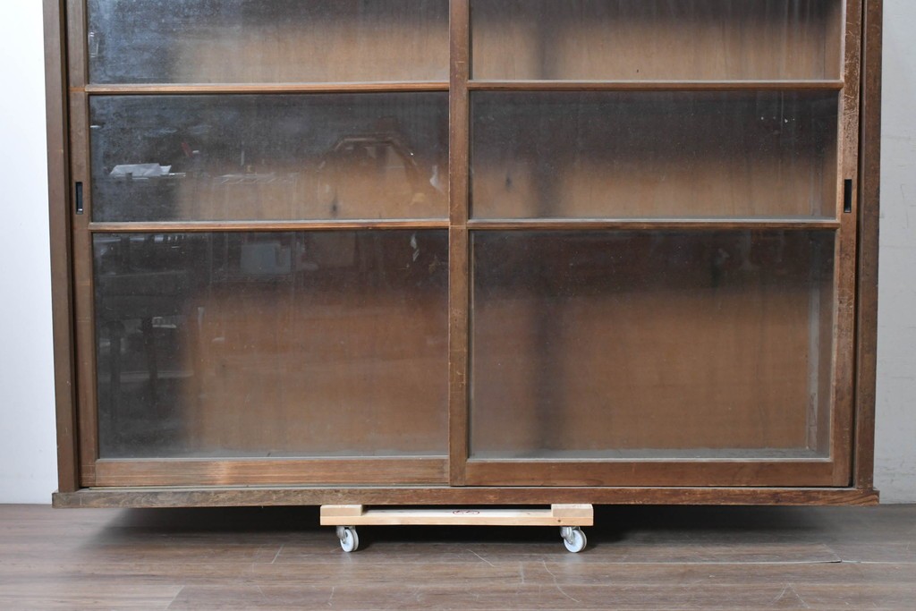 和製アンティーク　昭和レトロ　収納力たっぷりの大きなガラス戸棚　(R-036700)