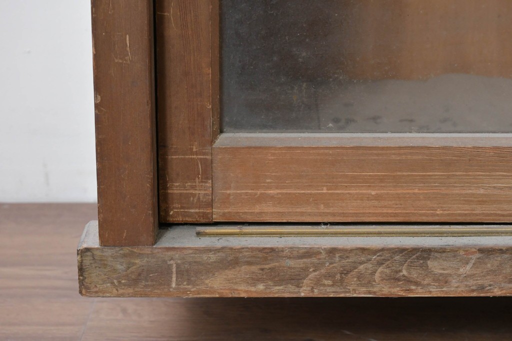 和製アンティーク　昭和レトロ　収納力たっぷりの大きなガラス戸棚　(R-036700)