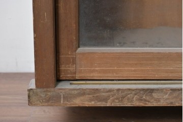 和製アンティーク　昭和レトロ　収納力たっぷりの大きなガラス戸棚　(R-036700)