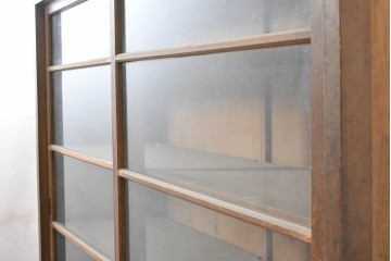 和製アンティーク　昭和レトロ　収納力たっぷりの大きなガラス戸棚　(R-036700)