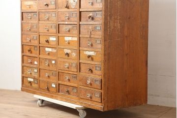 レトロ家具　昭和初期　和製アンティーク　引き出し40杯　使い込まれた風合いが素敵なチェスト(小物収納、引き出し)(R-036701)