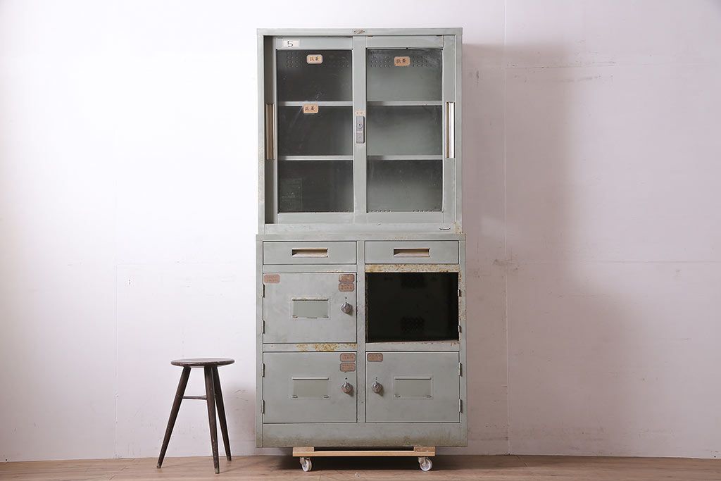 ビンテージ家具　昭和中期　インダストリアルなアイアンキャビネット(収納棚)(R-036703)