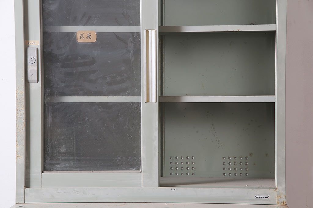 ビンテージ家具　昭和中期　インダストリアルなアイアンキャビネット(収納棚)(R-036703)