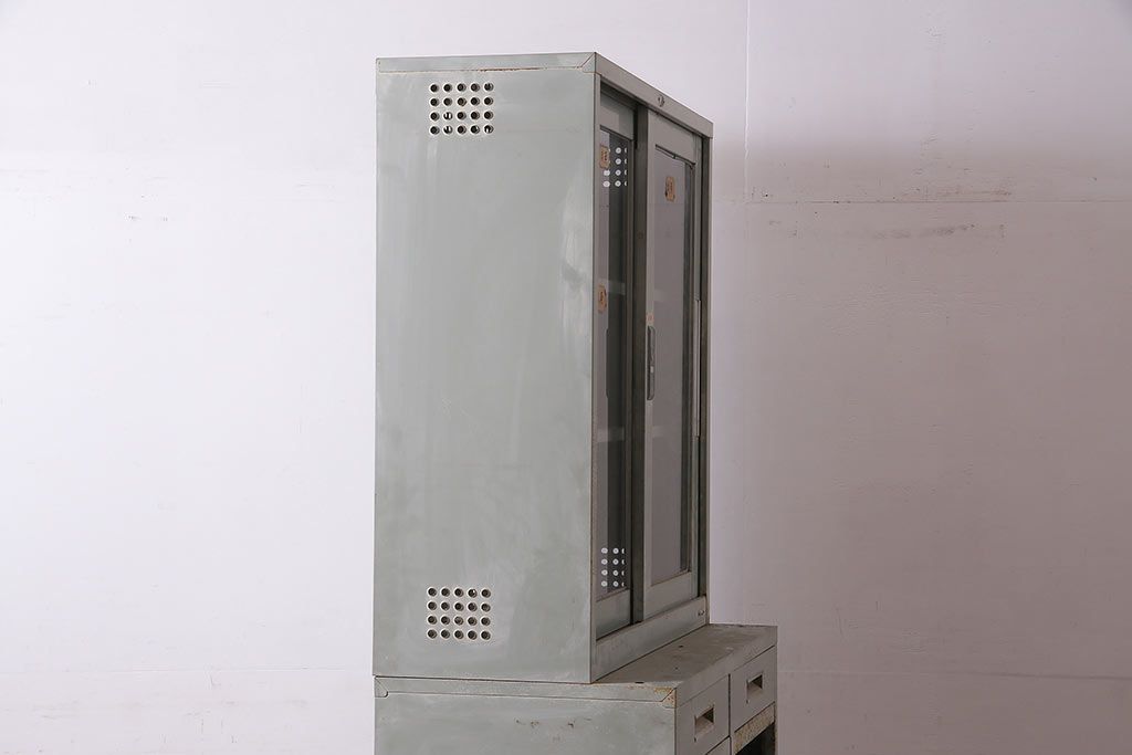 ビンテージ家具　昭和中期　インダストリアルなアイアンキャビネット(収納棚)(R-036703)