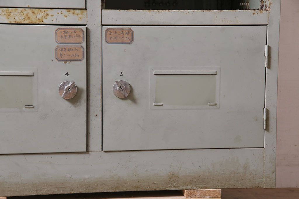 ビンテージ家具　昭和中期　インダストリアルなアイアンキャビネット(収納棚)(R-036703)