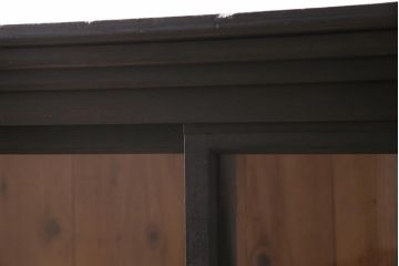アンティーク家具　大正昭和初期　ストリップド(剥離)　塗装がアクセントのガラス引き戸のサイドボード(飾り棚、陳列棚)(R-036705)