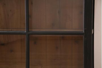 アンティーク家具　大正昭和初期　ストリップド(剥離)　塗装がアクセントのガラス引き戸のサイドボード(飾り棚、陳列棚)(R-036705)