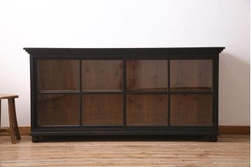 アンティーク家具　大正昭和初期　ストリップド(剥離)　塗装がアクセントのガラス引き戸のサイドボード(飾り棚、陳列棚)(R-036705)