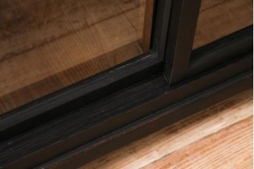 アンティーク家具　大正昭和初期　ストリップド(剥離)　塗装がアクセントのガラス引き戸のサイドボード(飾り棚、陳列棚)(R-036705)