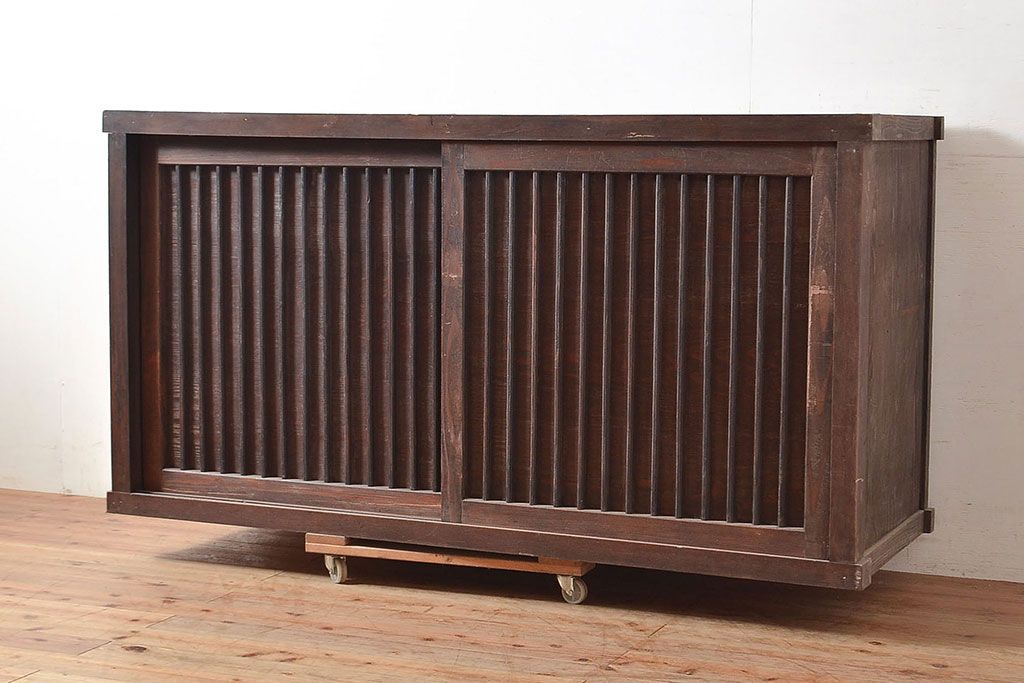 アンティーク家具　桟の引き戸が魅力の古い収納箪笥(サイドボード、テレビ台)(R-036710)