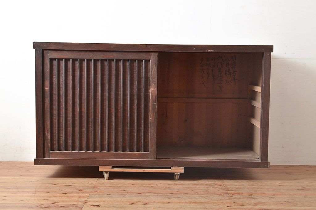アンティーク家具　桟の引き戸が魅力の古い収納箪笥(サイドボード、テレビ台)(R-036710)