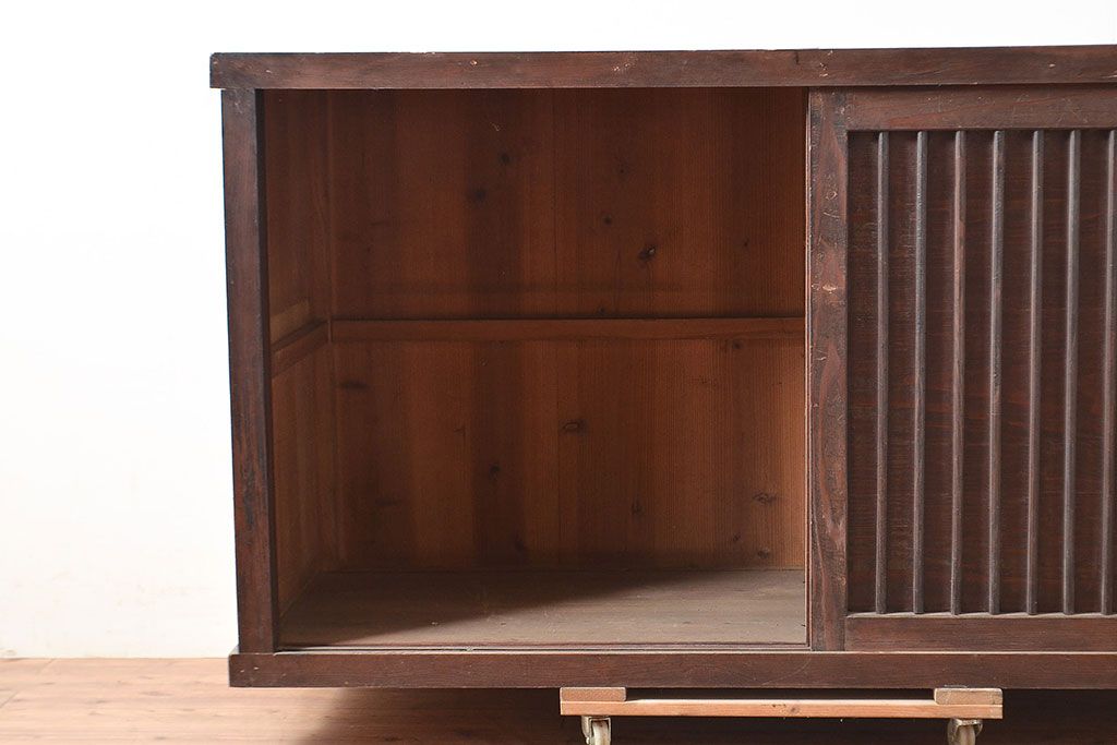 アンティーク家具　桟の引き戸が魅力の古い収納箪笥(サイドボード、テレビ台)(R-036710)