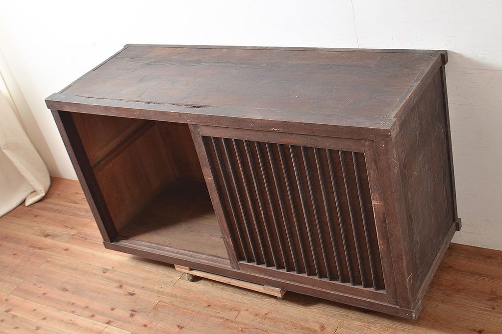 アンティーク家具　桟の引き戸が魅力の古い収納箪笥(サイドボード、テレビ台)(R-036710)