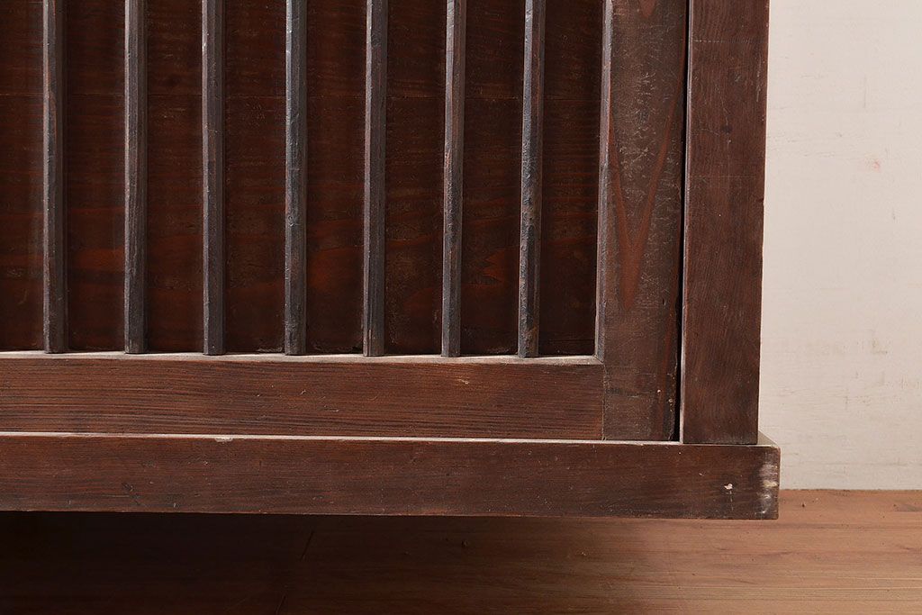 アンティーク家具　桟の引き戸が魅力の古い収納箪笥(サイドボード、テレビ台)(R-036710)