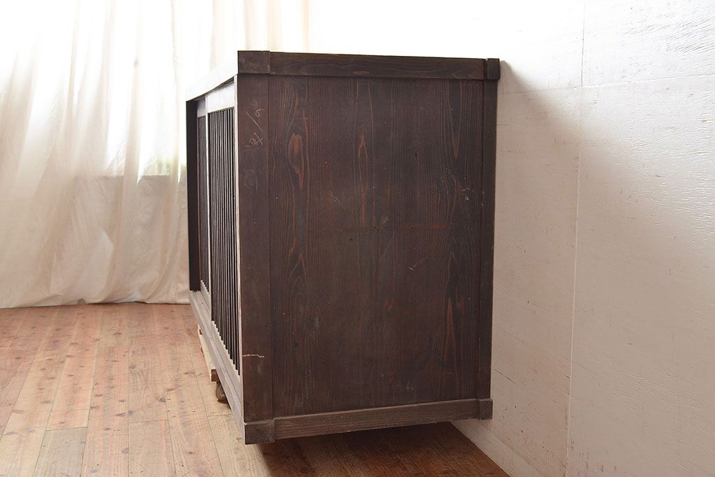 アンティーク家具　桟の引き戸が魅力の古い収納箪笥(サイドボード、テレビ台)(R-036710)
