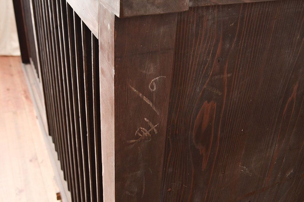 アンティーク家具　桟の引き戸が魅力の古い収納箪笥(サイドボード、テレビ台)(R-036710)