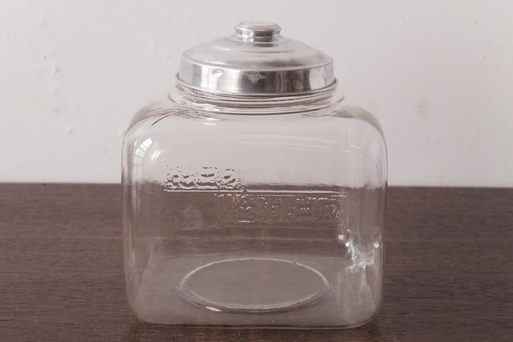 レトロ雑貨　アルミ蓋付き　昭和レトロのエンボス入りガラスビン(ガラス瓶、角瓶)(R-036734)