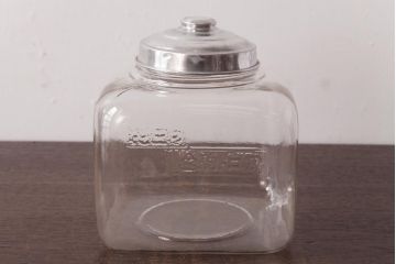 レトロ雑貨　アルミ蓋付き　昭和レトロのエンボス入りガラスビン(ガラス瓶、角瓶)(R-036734)