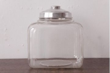 レトロ雑貨　アルミ蓋付き　昭和レトロのエンボス入りガラスビン(ガラス瓶、角瓶)(R-036734)