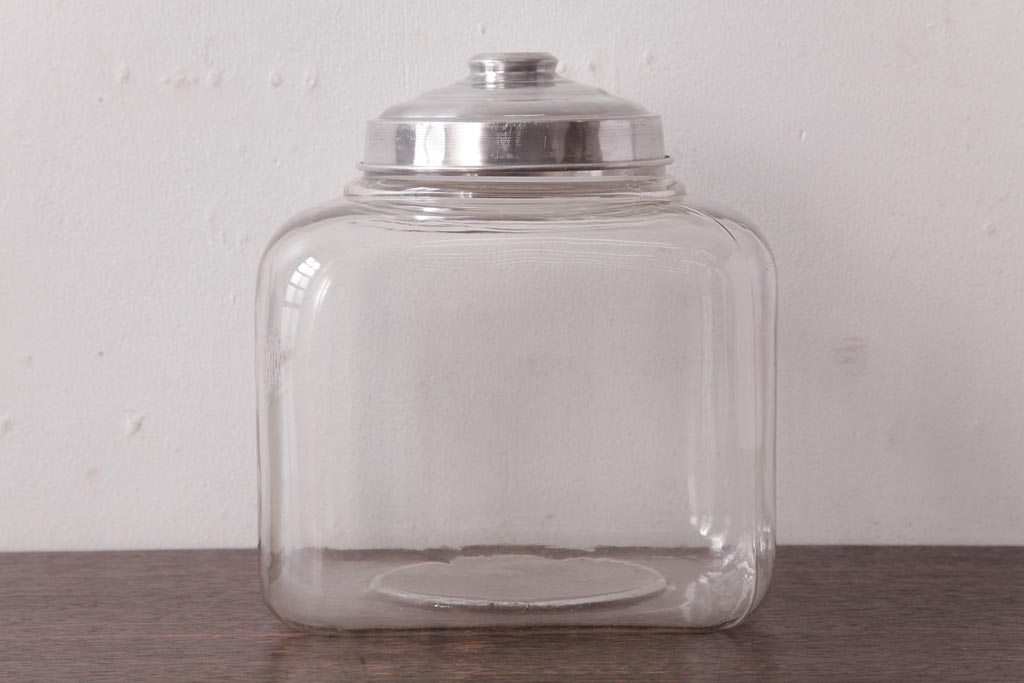 レトロ雑貨　アルミ蓋付き　昭和レトロのエンボス入りガラスビン(ガラス瓶、角瓶)(R-036734)