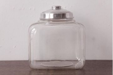 レトロ雑貨　アルミ蓋付き　昭和レトロのエンボス入りガラスビン(ガラス瓶、角瓶)(R-036734)