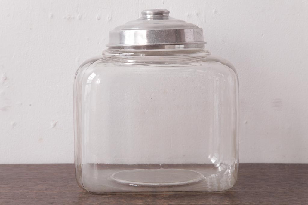 レトロ雑貨　アルミ蓋付き　昭和レトロのエンボス入りガラスビン(ガラス瓶、角瓶)(R-036734)