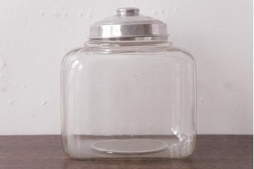 レトロ雑貨　アルミ蓋付き　昭和レトロのエンボス入りガラスビン(ガラス瓶、角瓶)(R-036734)