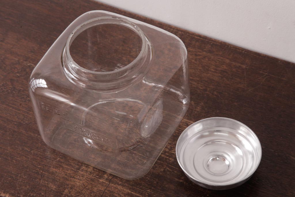 レトロ雑貨　アルミ蓋付き　昭和レトロのエンボス入りガラスビン(ガラス瓶、角瓶)(R-036734)