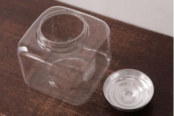 レトロ雑貨　アルミ蓋付き　昭和レトロのエンボス入りガラスビン(ガラス瓶、角瓶)(R-036734)